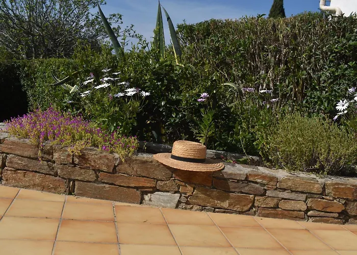 Petite Maison Provencale Pour 4 Personnes *